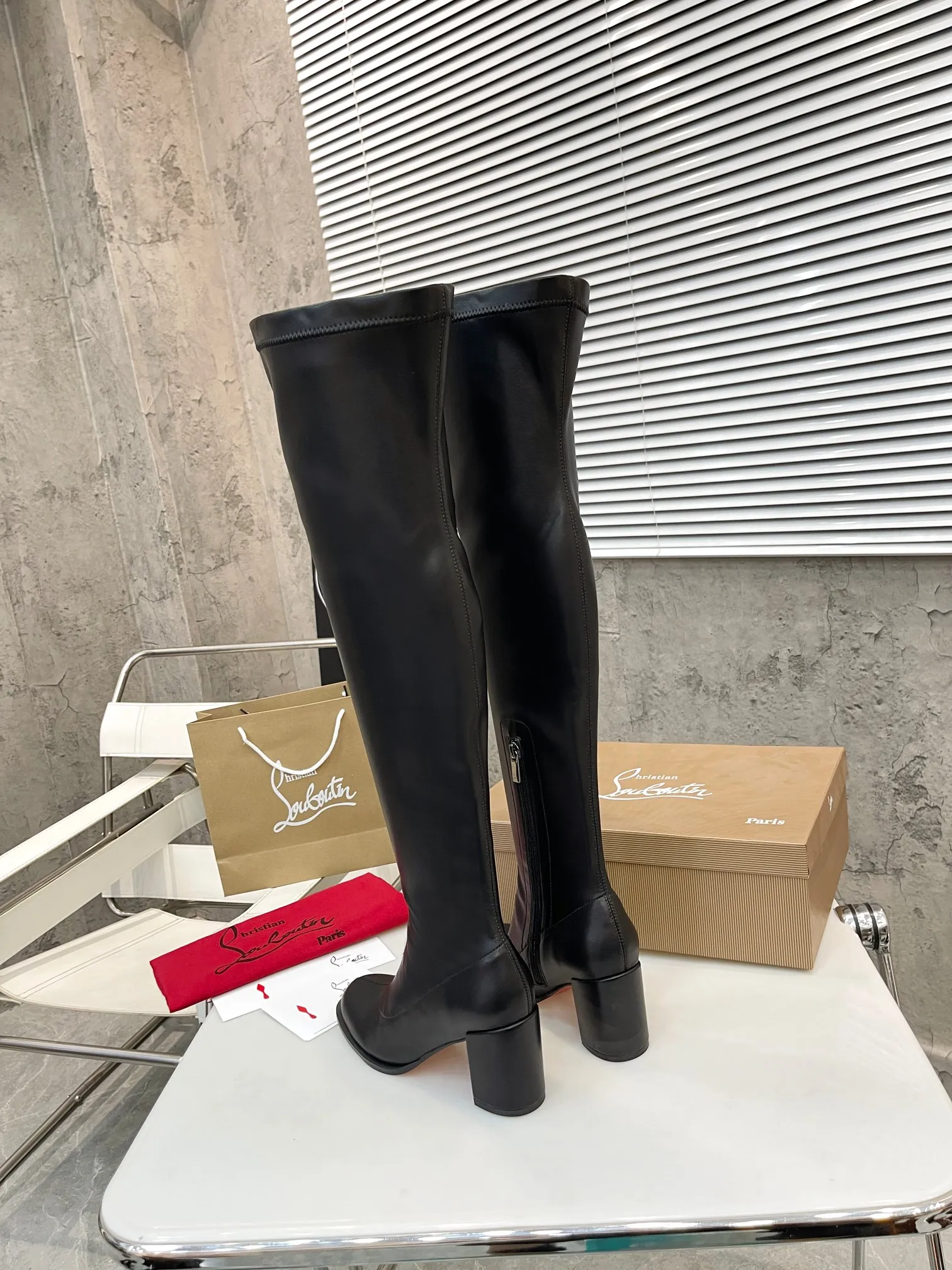 👟👟Ex-factory price 640👟👟 Christian Louboutin (CL) launches new thick-heeled stretch ankle boots, which are classic and refined, with smooth and slender lines. Fitted with 70mm square heel. The tube height is 22 inches.  ✅Fabric: stretch velvet leather ✅Lining: sheepskin ✅Outsole/heel height: rubber Heel height 7cm ✅Color: black stretch velvet black stretch leather khaki stretch suede ✅Code number: 34-41 (34,41 customized) ✅Packaging: original board packaging